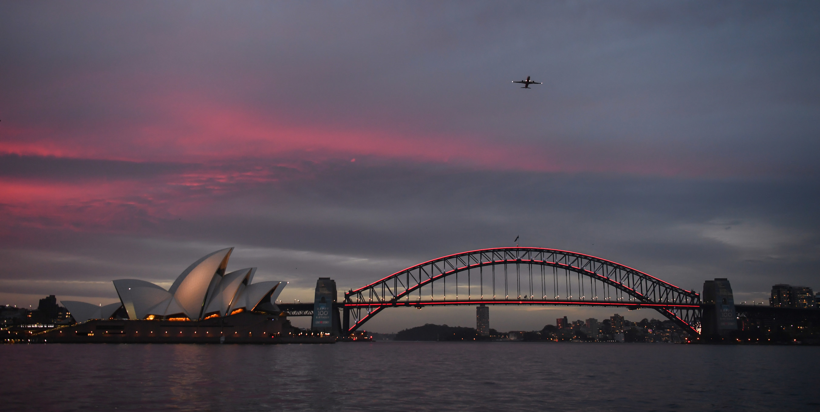 为纪念澳航百年诞辰,悉尼举办了一场盛大的庆典,点亮悉尼海港大桥作为