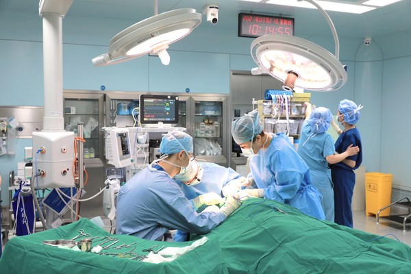 外科卢红玉医生与上海第九人民医院相关专家共同合作下手术顺利完成