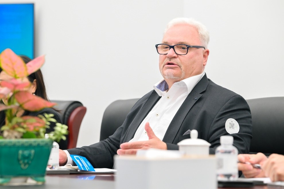 Unable to view the image, Please provide a valid URL.