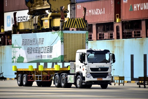 The world's first driverless electric truck in Tianjin Port.[Photo from Binhai New Area]