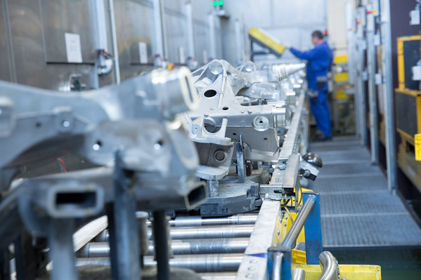 As a global metal processing specialist BENTELER offers its customers first-class engineering competence, innovative material and process technologies as well as expertise in metal forming and processing. (symbolic picture: production at a BENTELER Automotive plant)