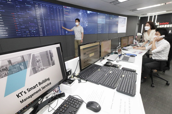 Employees at KT Estate’s smart integrated control center at Bundang, Gyeonggi Province, Korea, introduce KT’s smart building services.