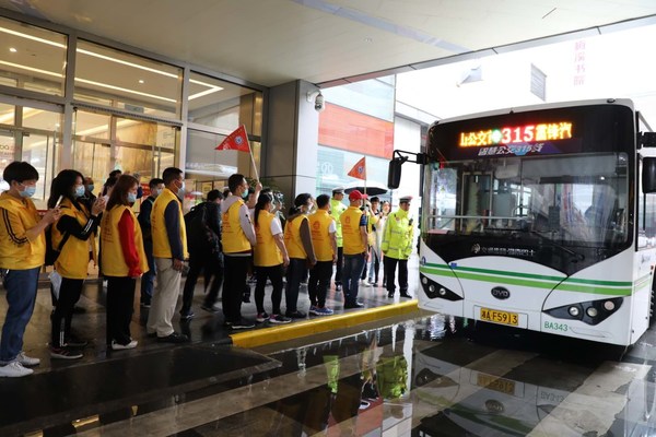 Changsha citizens are lining up for smart bus test.