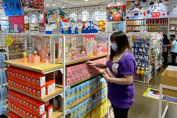 Singapore customers choose blind boxes in MINISO store