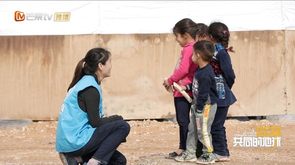 Zhao Yating from UNHCR communicates with refugee children in Jordan.