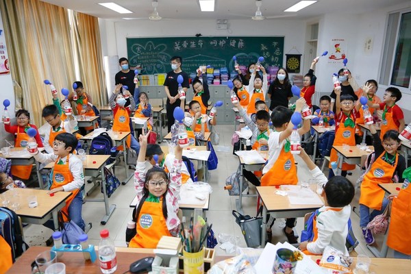 9月24日，3M员工志愿者为上海东余杭路一小的孩子们带去了科学互动课堂