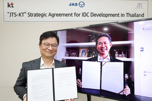 Kim Youngwoo (left), KT’s global business head, poses with Somboon Patcharasopak, JTS president and director, for a photo session after signing a strategic collaboration agreement for IDC business development, in a video conference at KT’s Gwanghwamun Headquarters in Seoul on September 23.