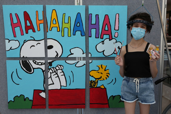《花生漫畫》式的快樂工具︰在澳洲悉尼 Westmead 的 Children’s Hospital，病人 Bella Conciatore 慶祝她參與繪畫的新史諾比 Snoopy 和胡士托 Woodstock 壁畫。這幅壁畫是 Peanuts Worldwide 和非牟利組織 Foundation for Hospital Art 贈予醫院的禮物，將會掛在醫院裡。這幅壁畫是「Take Care With Peanuts」計劃捐贈予全球各地醫院 70 幅壁畫中的其中一幅。這項計劃於《花生漫畫》慶祝70週年同日，即10月2日展開。