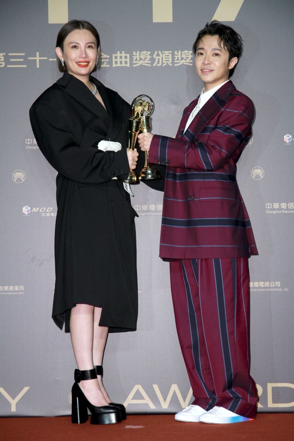 Best Female and Male Vocalist (Mandarin)-Waa Wei and Wu Qing-Feng
