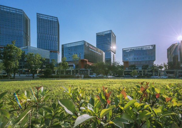 Kawasan Baharu Tianfu Chengdu merupakan tempat kelahiran konsep pembangunan bandar baharu yang dinamakan "bandar taman", di mana kehidupan orang ramai, pembinaan bandar, persekitaran dan pembangunan industri adalah seimbang.