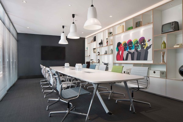 设计时尚的现代化会议室，满足各类会议需求。