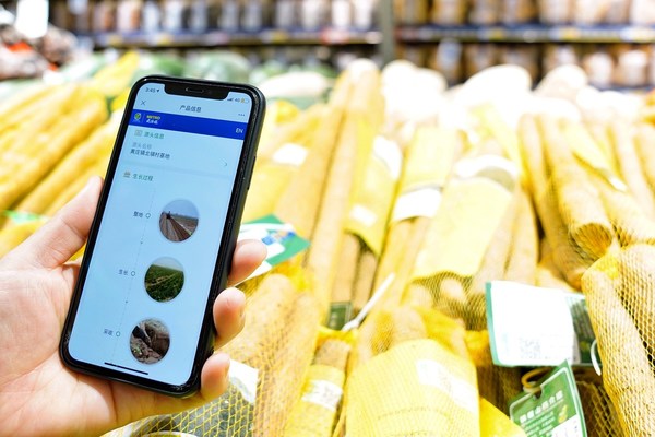 消费者扫描麦咨达产品追溯码，即可获取产品从源头到市场的全链信息