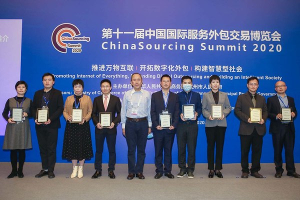 金唯智中国首席战略官葛毅先生（右二）代表企业领奖