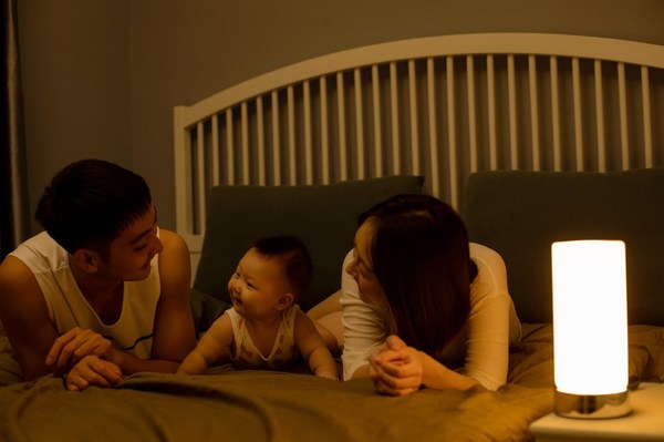 明星夫妇 苏童童&朱天福与孩子在柏曼Paulmann灯光下 ：他经常要外出拍戏，他在家我会感觉更有安全感