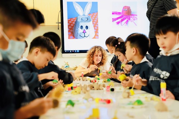 Maria老师在课堂上指导孩子们以鸡蛋盒为原材料进行艺术创作