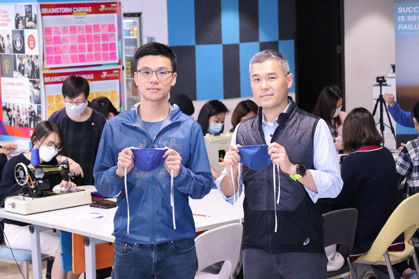 陞域集團主席鄧耀昇與執行董事及首席財務長楊家榮身體力行參與「Make A Mask」特別企劃，為社區製作1,300個布口罩。