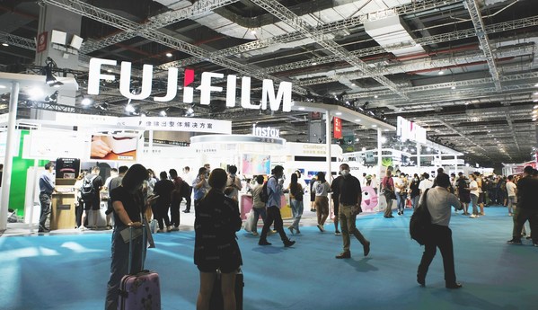 富士胶片积极参展第22届上海国际摄影器材和数码影像展览会，回归线下活动