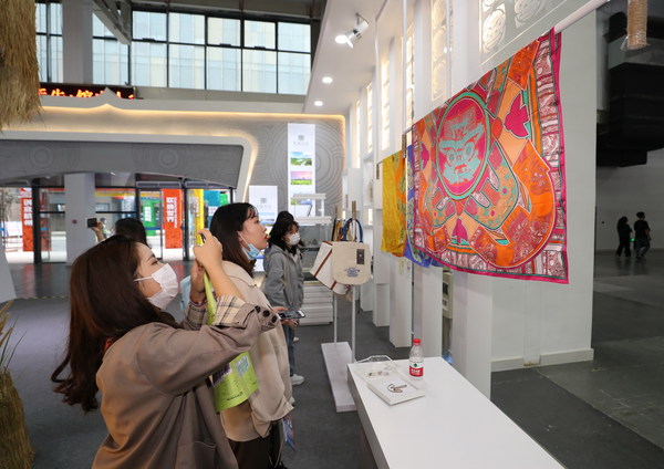 Visitors at the 14th Hangzhou Cultural and Creative Industry Expo