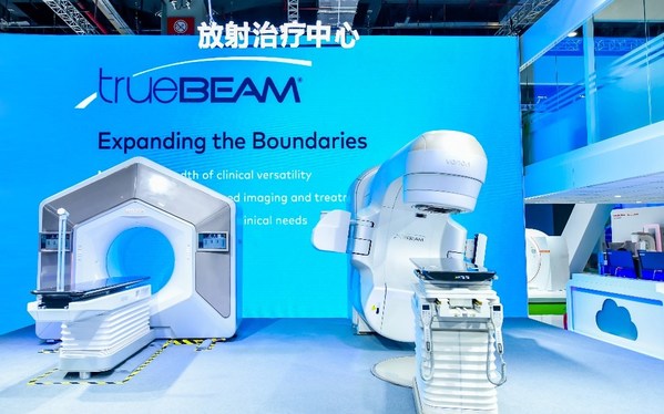 全球首个人工智能驱动的自适应放射治疗技术 -- Ethos(TM)智慧放疗平台最新一代(左侧)   中国首发的集成“光学巡航制导系统”的高端直线加速器TrueBeam(R)（右侧）