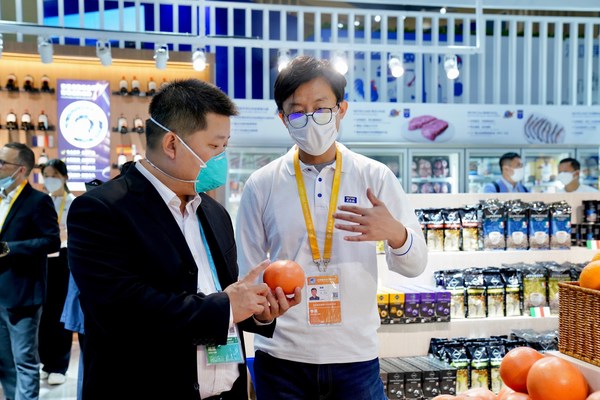 参展观众在麦德龙展台了解台湾西柚产品特点