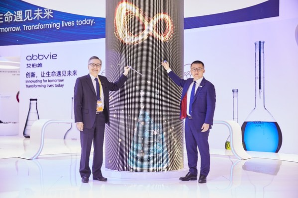 艾伯维中国总经理欧思朗（左）与艾伯维旗下艾尔建美学中国总经理丘汉华（右）共同为展台揭幕