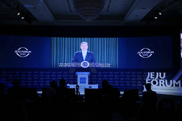 President Moon Jae-in delivers a video keynote speech at the Jeju Forum for Peace and Prosperity on Nov. 6, 2020, in this photo provided by the forum. (PHOTO NOT FOR SALE) (Yonhap)