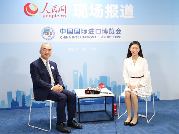 李锦记酱料集团中国区总裁张福钧（左）接受专访