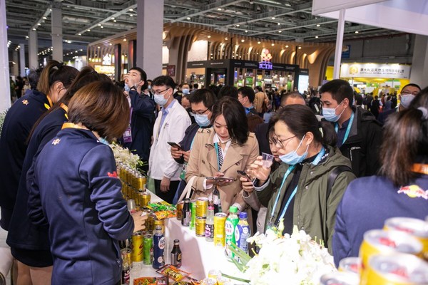 CIIE visitors and participants take part in a tasting of Red Bull and other TCP products at the CIIE TCP booth