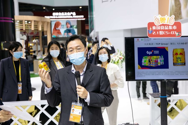 TCP China representative introduces products to Chinese representatives at Thai food fair of CIIE