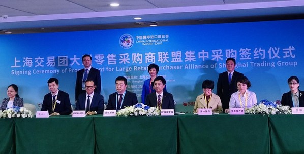 左起第5位欧姆龙健康医疗（中国）有限公司副总经理 梅田昌弘参加签约仪式