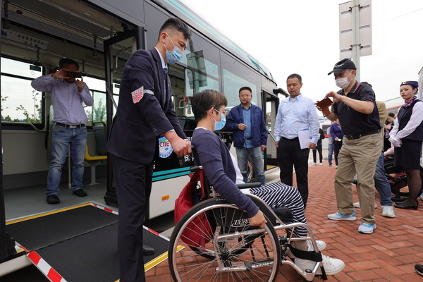 ECAS侧跪及轮椅导板配置方便轮椅乘客上下车