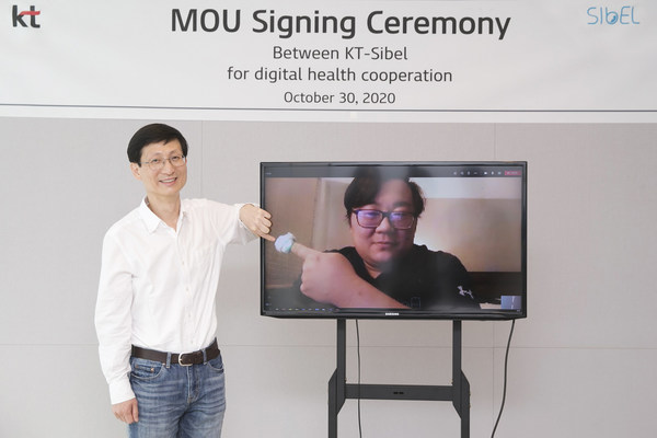 Kim Hyoung-Wook, Executive Vice President of KT’s future value task force, and Sibel CEO Steve Xu are celebrating this new partnership for expanding digital health opportunities virtually given the COVID-19 pandemic, during an online ceremony at KT’s headquarters in Seoul on Oct. 30