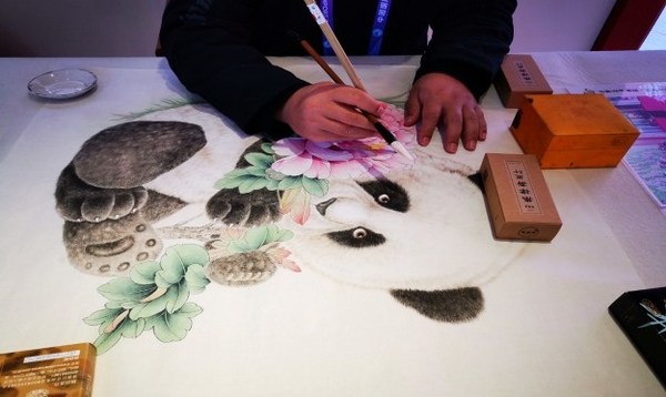 A gongbi-style painting of peonies from Juye, Heze debuts at the 3rd China International Import Expo (CIIE)
