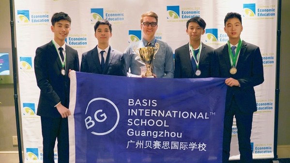 Eric, C.和Edward, L.作为广州贝赛思国际学校代表队成员在全美经济挑战赛夺冠