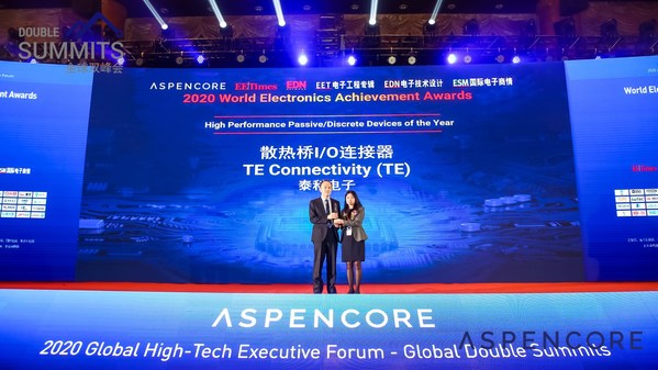 Zhiliang Yu (left), Engineering Director, Manufacturing Process Development, TE’s Data and Devices business unit, accepted the “High Performance Passive/Discrete Devices of the Year” award on behalf of TE.