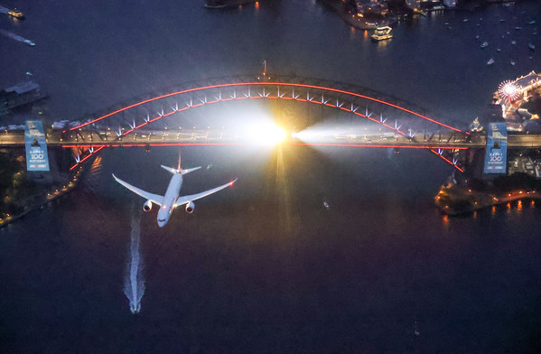 为纪念澳航百年诞辰，悉尼举办了一场盛大的庆典，点亮悉尼海港大桥作为生日蛋糕，一架澳航787飞机在低空飞越吹灭“蜡烛”。此次活动由新南威尔士州旅游局实行，是澳航80多年的故乡悉尼对澳航的致敬。
