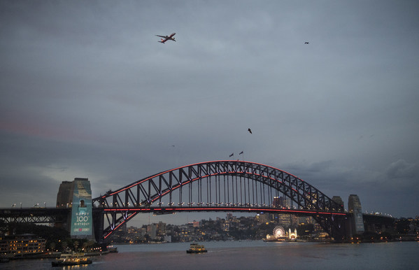 为纪念澳航百年诞辰，悉尼举办了一场盛大的庆典，点亮悉尼海港大桥作为生日蛋糕，一架澳航787飞机在低空飞越吹灭“蜡烛”。此次活动由新南威尔士州旅游局实行，是澳航80多年的故乡悉尼对澳航的致敬。