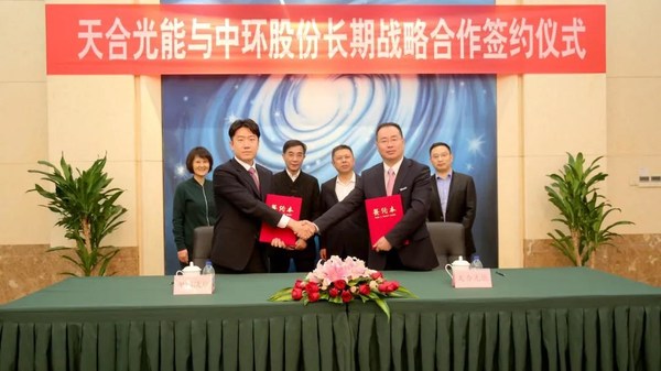 Cao Bo, Executive Vice President of Trina Solar, and Zhang Haipeng, Assistant General Manager of Zhonghuan, signed the contract on behalf of both parties.
