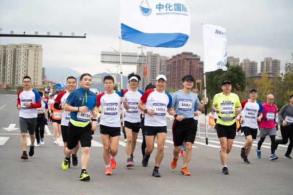刘红生带领“中化跑团”参跑半程马拉松