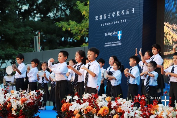 深圳国王学校校庆日活动上，G1年级的学生用手鼓、手铃和木棒这类简单的乐器，为大家带来一曲欢快的音乐表演《Ram Sam Sam》。