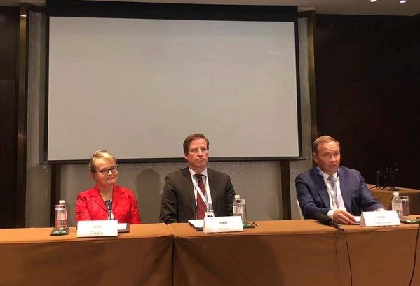左起：芬兰国家商务促进局商务参赞杜恩雅女士、芬兰驻上海总领事何朗明先生、UPM特种纸纸业亚太区高级副总裁柏特利先生与媒体交流