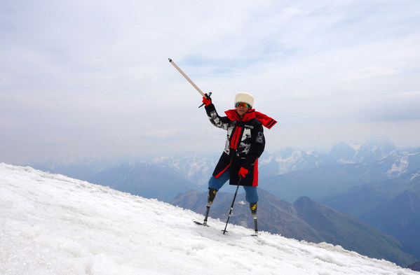 夏伯渝身穿波司登登峰系列
成功挑战“欧洲之巅”厄尔布鲁士峰