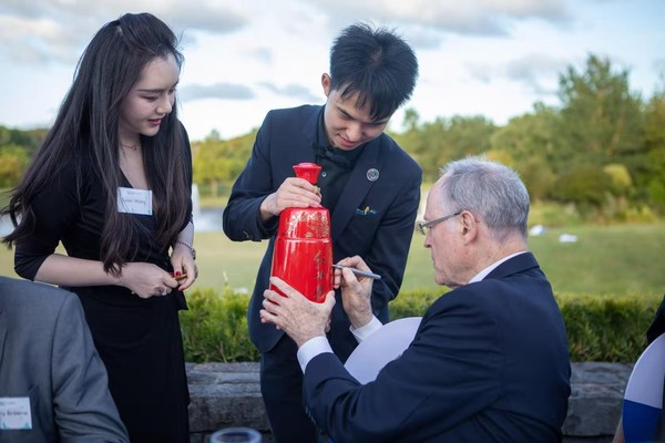 2020年11月25日、NEXTサミット（Sky 2020）でRed Xifeng酒のボトルにサインするニュージーランド準備銀行元総裁、ICBC（ニュージーランド）会長のDon Brash博士