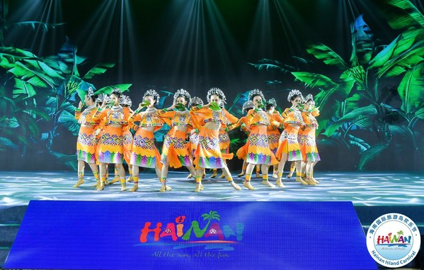 Actors perform Hainan-style dance at the 2020 (21st) Hainan International Tourism Island Carnival.
