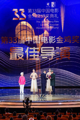 王瑞导演从中国闻名女演员田华、中国闻名导演李前宽足中接过最好导演奖的殊枯<strong></strong>奖杯战证书