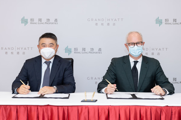 Mr. Weber Lo, Chief Executive Officer of Hang Lung Properties (left), and Mr. David Udell, Group President, Asia Pacific, Hyatt Hotels Corporation (right), ink partnership between Hang Lung and Hyatt to open Grand Hyatt Kunming at Spring City 66 in the capital and the largest city of Yunnan province in mainland China.