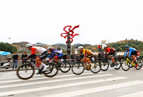The 10th Mountain Fanjin Road Cycling Race Held in Yinjiang, Guizhou