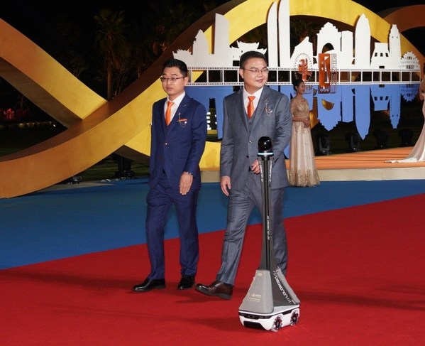第33届中国电影金鸡奖闭幕，盈趣科技小鹿机器人红毯“首秀” | 美通社