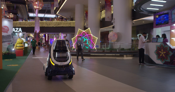 策安戶外安保機器人Oscar在新加坡淡濱尼天地進行巡邏