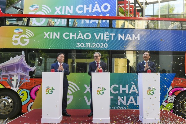 (from left to right) Mr. Le Dang Dung – CEO of Viettel Group; Mr. Phan Tam - Deputy Minister - Ministry of Information and Communications; Mr. Nguyen Thanh Liem - Director of Hanoi Department of Information and Communications